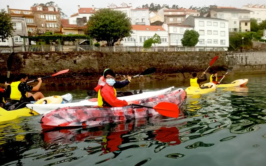 Escolares de Cee en kaiak pola ria de Corcubion no Mar na Escola