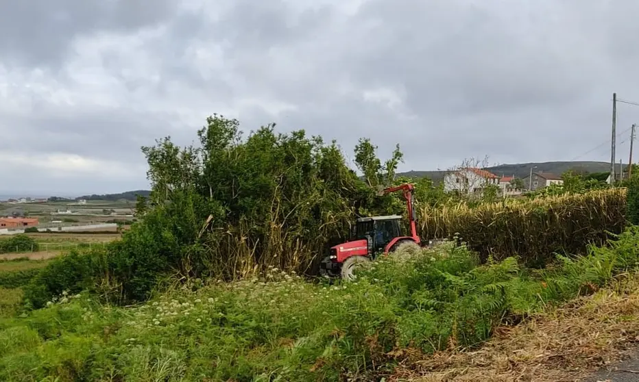 tractor municipal en finca privada 2