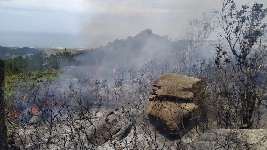 Incendio nos Penedos de Traba e Pasarela