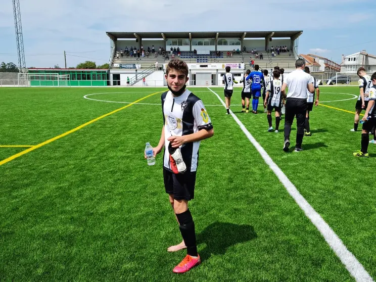 Aaron Insua e o equipo cadete do Outes