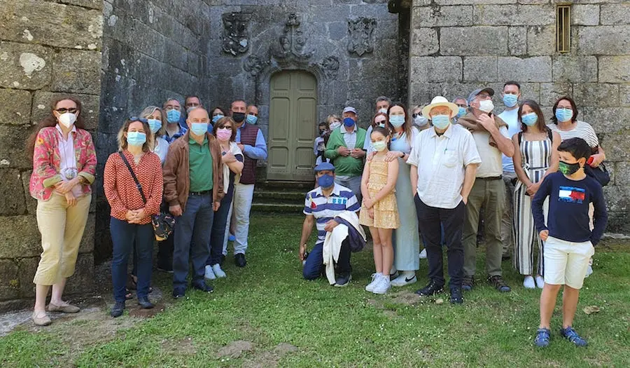 Periodistas de la Liga delante de la Puerta Santa de Fisterra, cerrada.