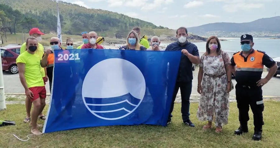 Izando a bandeira azul en Balares