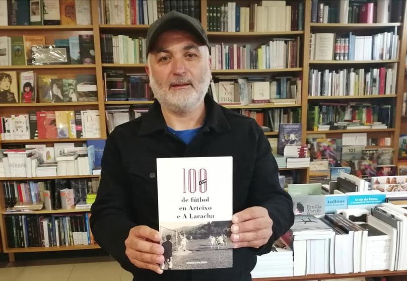 Xabier Maceiras co libro 100 anos de futbol en Arteixo e A Loaracha