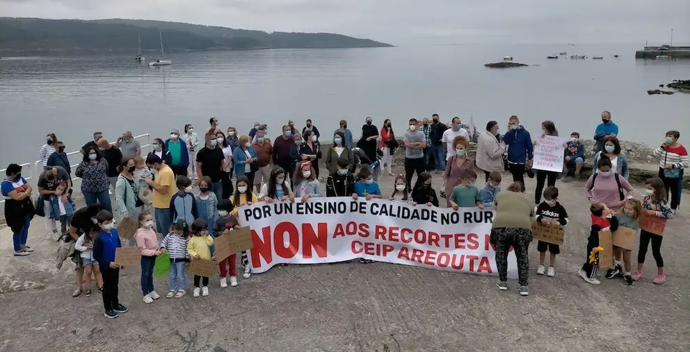 Concentracion CEIP Areouta contra os recortes no porto