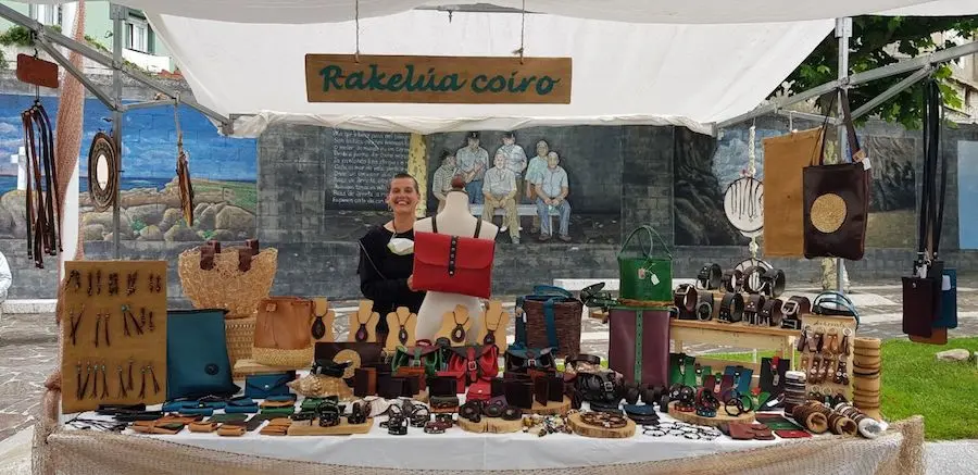 Rakelua un dos postos de artesania de Corme