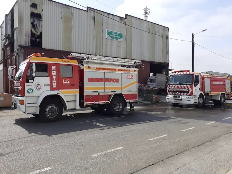 Bombeiros nunha nave de bertoa