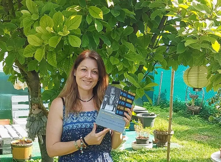 Alejandra Plaza co libro El asociacionismo espanol en la emigracion