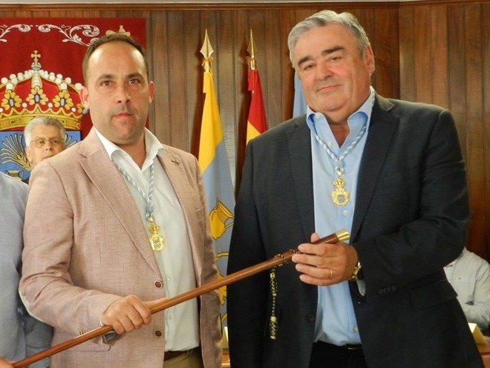 Walter Pardo e Alfredo Canizo no pleno de investidura do Concello de Malpica copia