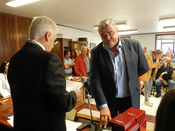 Alfredo Canizo tomando posesion da sua acta en 2019 xunto ao concelleiro do PP Miguel