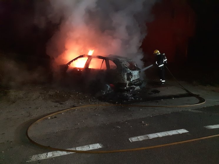 Bombeiros de Santa Comba apagando un incendio nun vehiculo