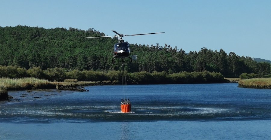 Helicoptero antiicendios no rio Anllons