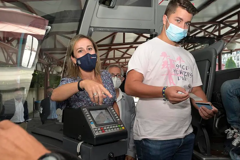 Carballo. A Coruña
A conselleira de Infraestruturas e Mobilidade, Ethel Vázquez, xunto co delegado territorial da Xunta na Coruña, Gonzalo Trenor, supervisa o funcionamento da tarxeta Xente Nova. Na estación de autobuses de Carballo 
31/08/2021
Foto: Moncho Fuentes / AGN A Coruña


