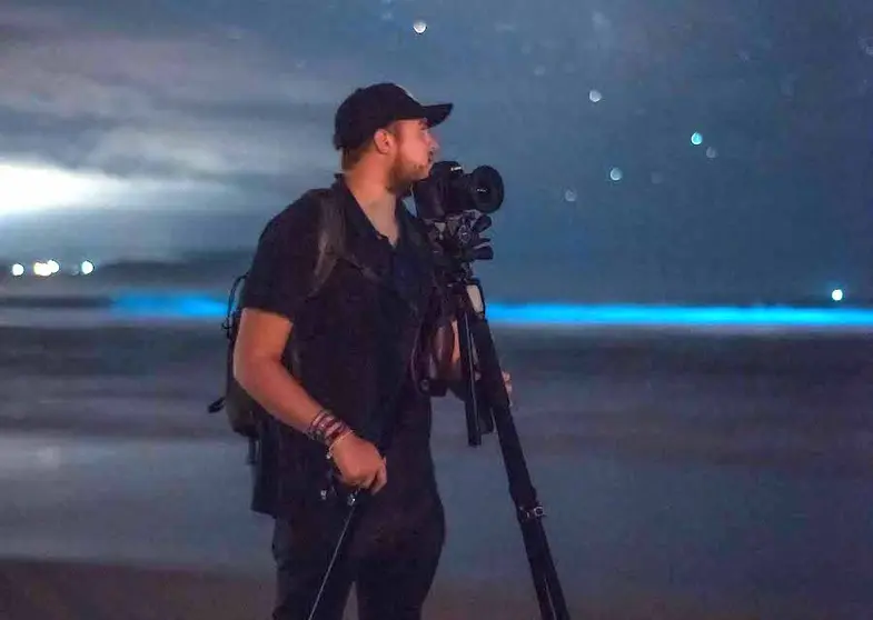 Foto de Drew Corme coa camara retratando o Mar de Ardora na Costa da Morte