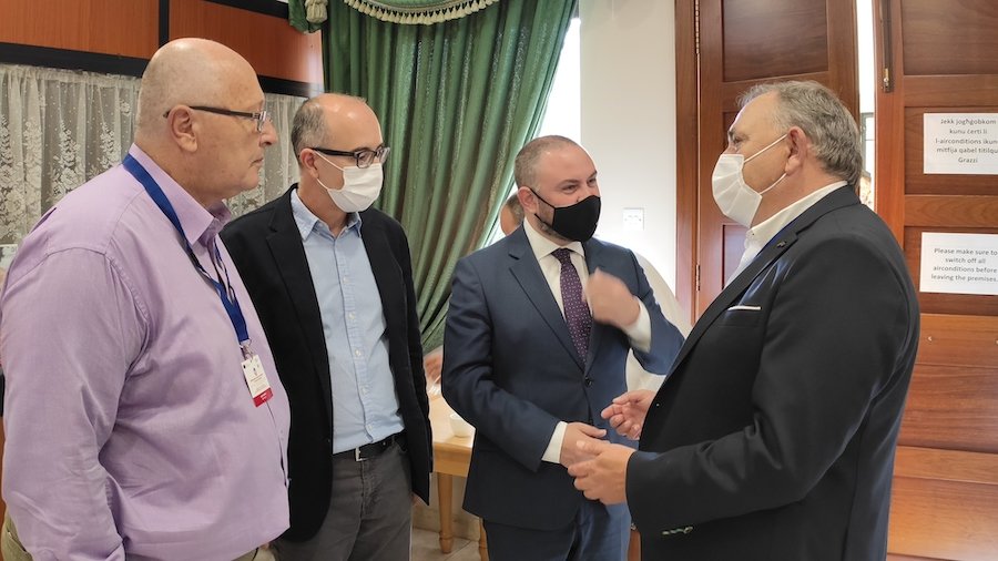 2021.10.01.- O alcalde, co ministro de Igualdade de Malta (primeiro pola dereita)