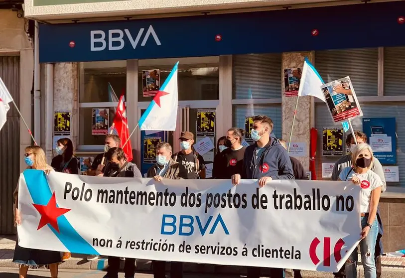 Peche oficina BBVA Laracha.-Foto-Rebelion Aluminio