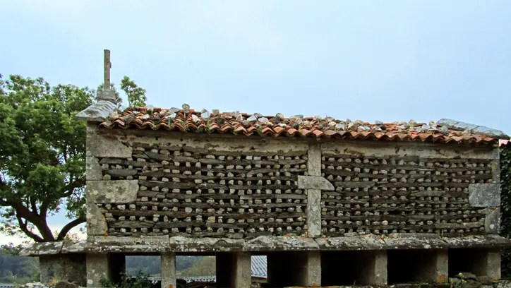 Horreo-tipo-Fisterra de Turismo Carballo