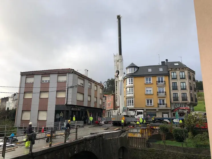 Grua na ponte de Baio