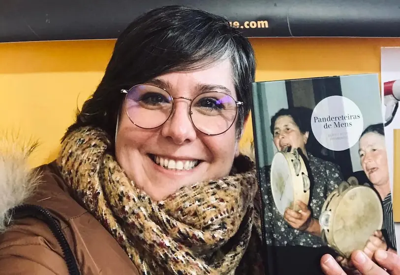 Bea Busto co libro das Pandereteiras de Mens