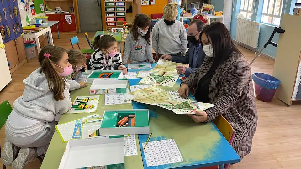 Premio Saúda Dixital, dotado cun lote de libros e a publicación da obra gañadora nos saúdas das redes sociais do Concello David Ventura, de 5 anos, do CRA A Nosa Señora do Faro en Barizo. 2