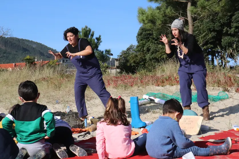 Olaia Sendon e Silvia Penide en Sardineiro presentando Crebeira Marabillas