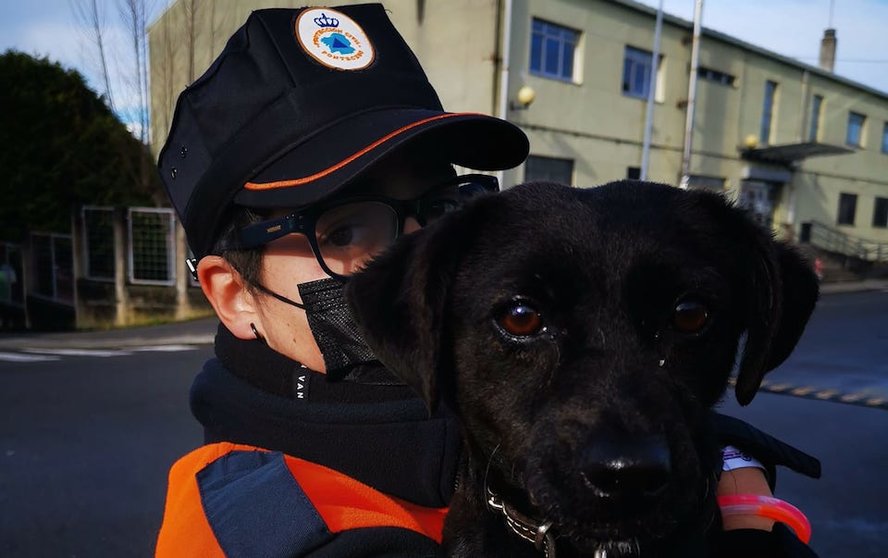 Proteccion Civil de Ponteceso cun can rescatado