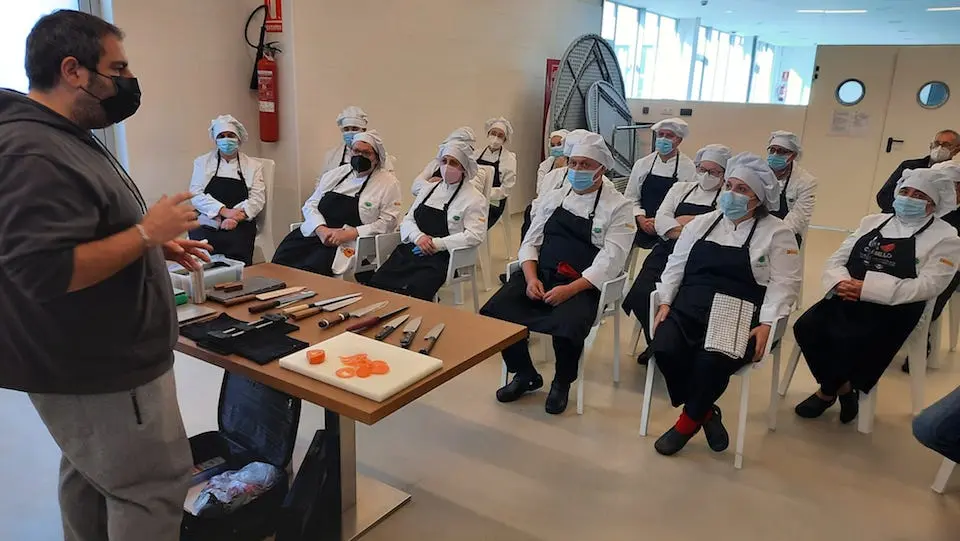 Afiador no curso de cocina de Carballo