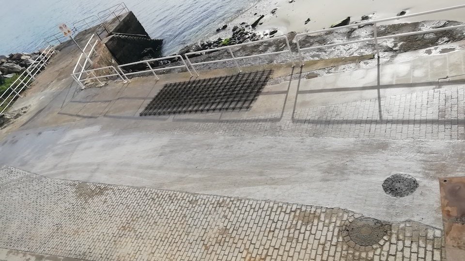 Cemento sobre adoquin na praia da Ribeira