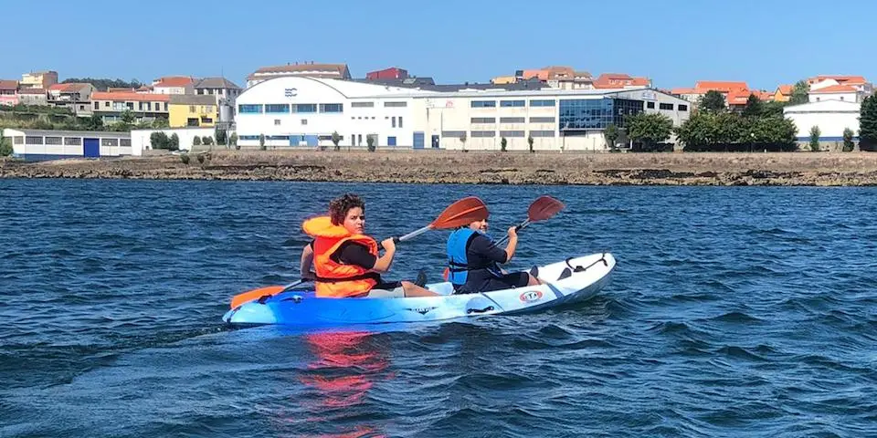 Facendo kaiak no Mar na Escola de Camarinas