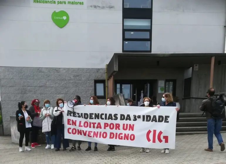 Manifestacion traballadoras domusVi Carballo