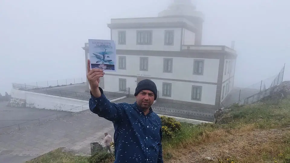 Xose Iglesias presenta entre a Bretema o libro dos 12 faros da Costa da Morte