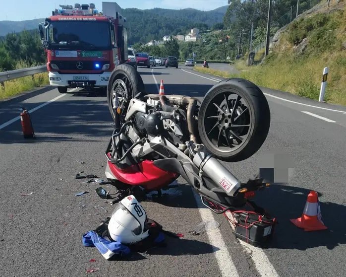 ACCIDENTE RE moto e >Esteiro