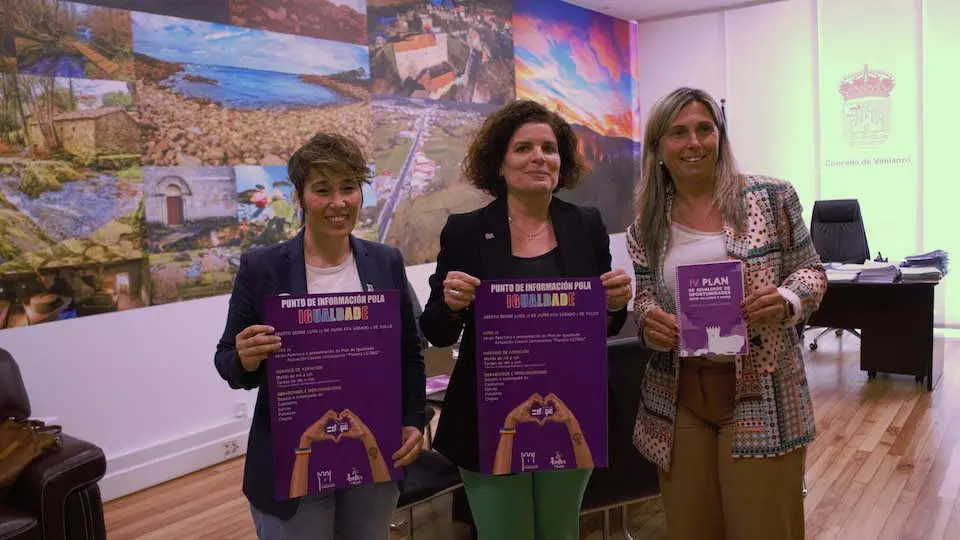 A concelleira de Igualdade e Benestar Social, María José Pose, a subdelegada do Goberno en A Coruña, María Rivas, e a alcaldesa, Mónica Rodríguez, presentaron o IV Plan de Igualdade do Concello de Vimianzo