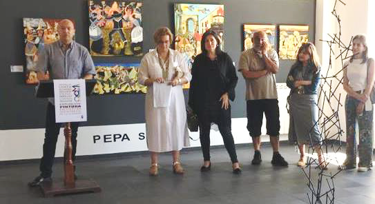 Pepa Sestayo segunda pola dereita. En orde estamos Domingo, Inés, Amalia, Alejandro, Pepa e Carme. Ao fondo pode verse a obra de Pepa exposta hai uns anos