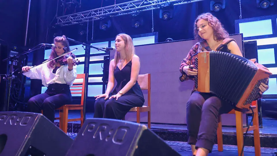 Icia Varela con Caamano e Ameixeiras no escenario de Malpica