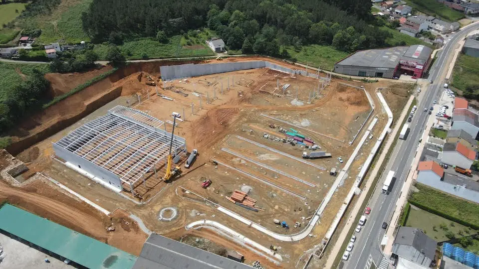 Obras parque comecial revolta carballo