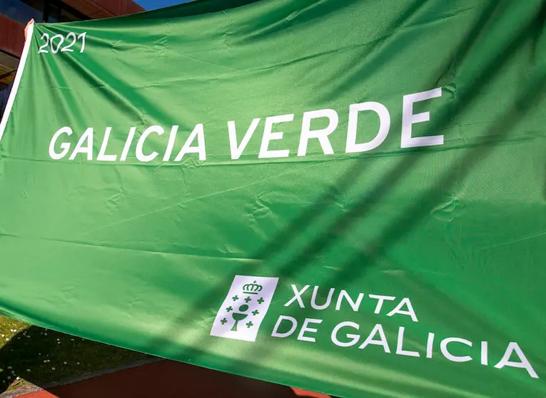 Director do IET coa bandeira verde.