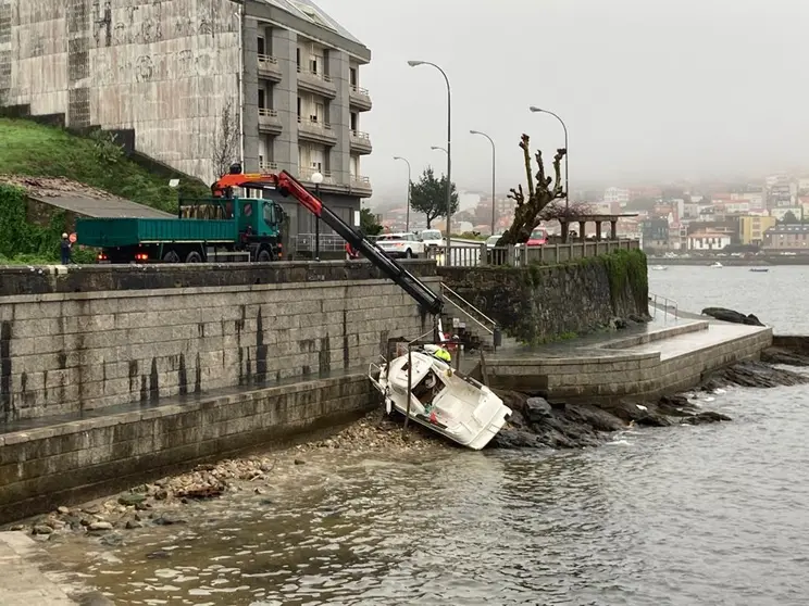 barco nas pedras de santa isabel corcubion