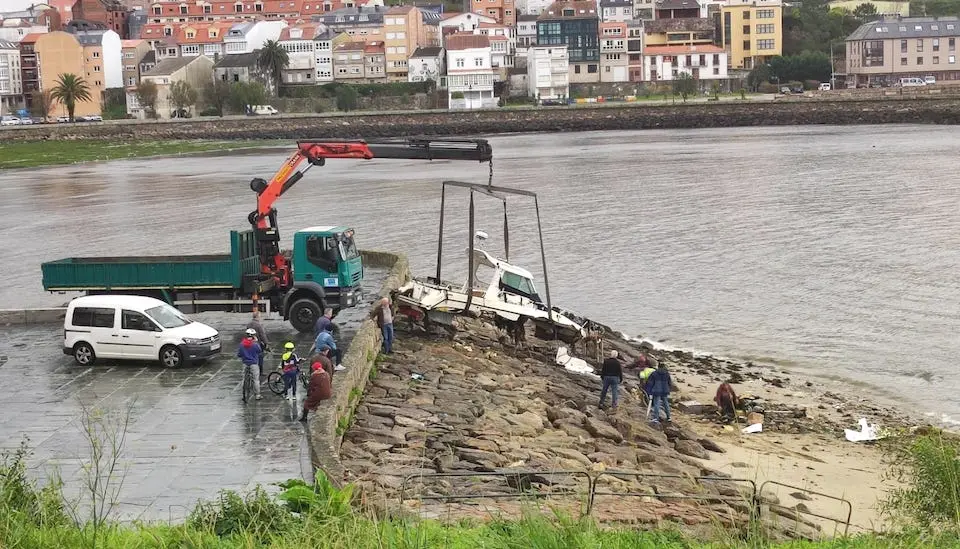 Barco as pedras en Corcubion