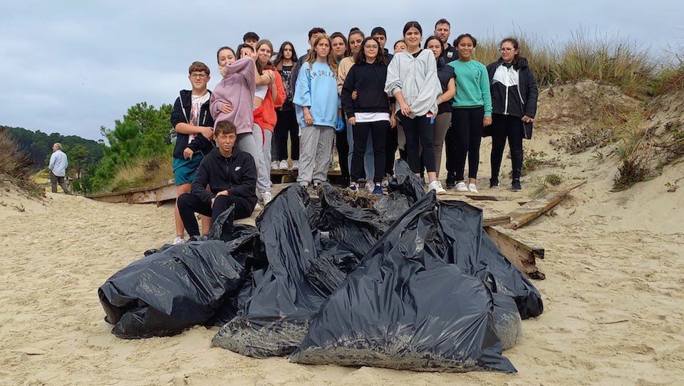 Grupo escolar de Fisterra na Limpeza de Praias