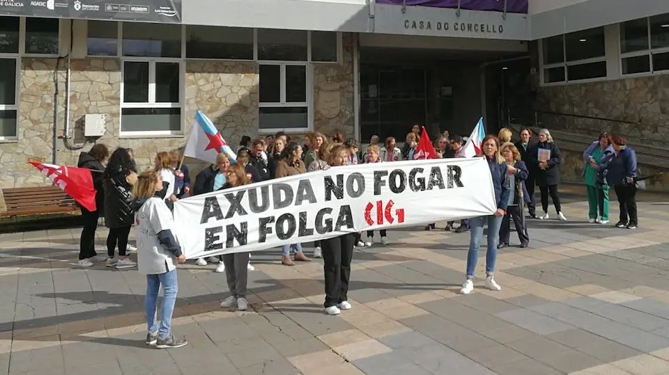 Concentracion en Carballo das traballadoras do SAF