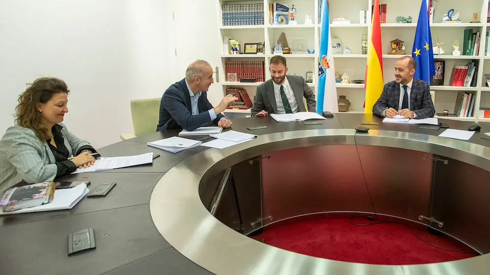 O secretario xeral técnico da Vicepresidencia primeira e Consellería de Economia, Industria e Innovación, Pablo Casal, acompañado polo delegado territorial da Xunta de Galicia na Coruña, Gonzalo Trenor, mantén un encontro co alcalde de Coristanco, Juan Carlos García. 