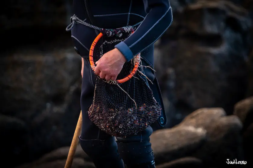 Percebeiros da Barca by Juan Louro