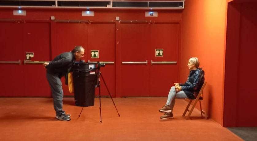 O profesor Manolo Maseda gravando a Ainhoa Elizondo, activista da improvisación en Iparralde.