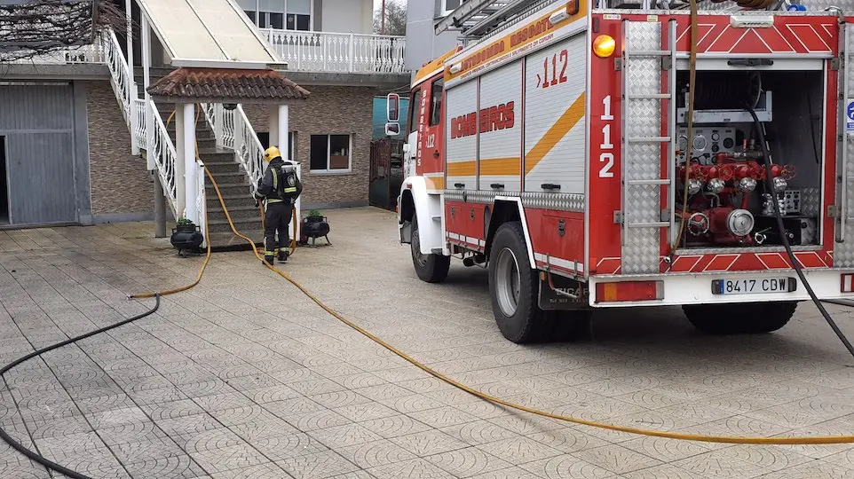 Bombeiros de Carballo en accion