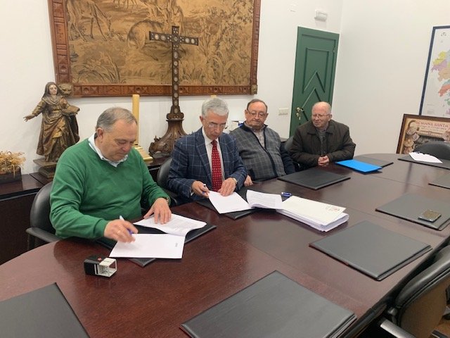 O alcalde, José Manuel López Varela, e o ecónomo diocesano do Arcebispado de Santiago, Fernando Barros Fornos, asinaron o convenio de cesión