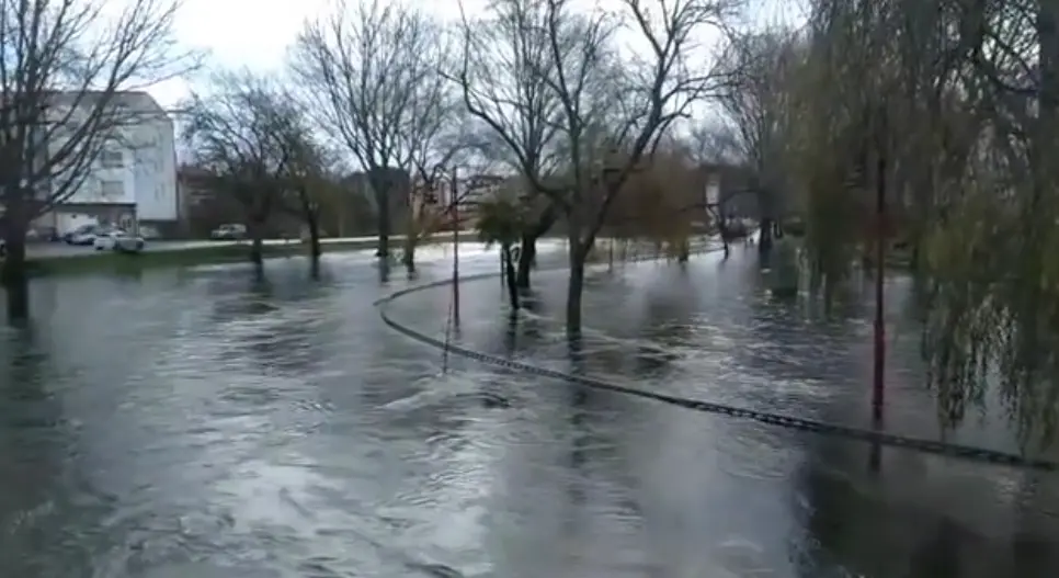 Rio Anllons desbordado en Carballo