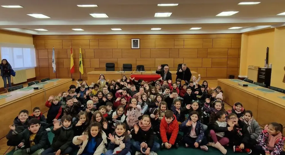 Alumnos carballeses na casa do Concello