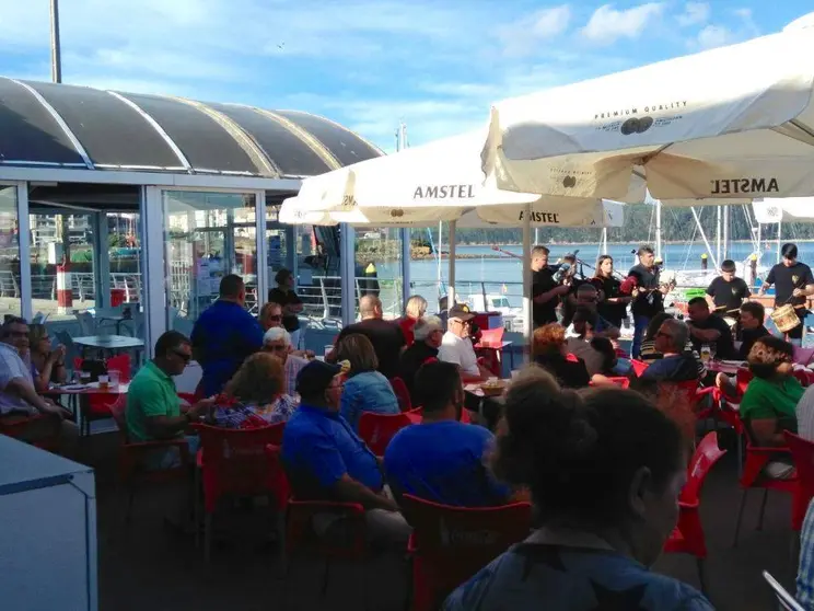 Terraza do Nautico Bar de Camarinas un dia de veran