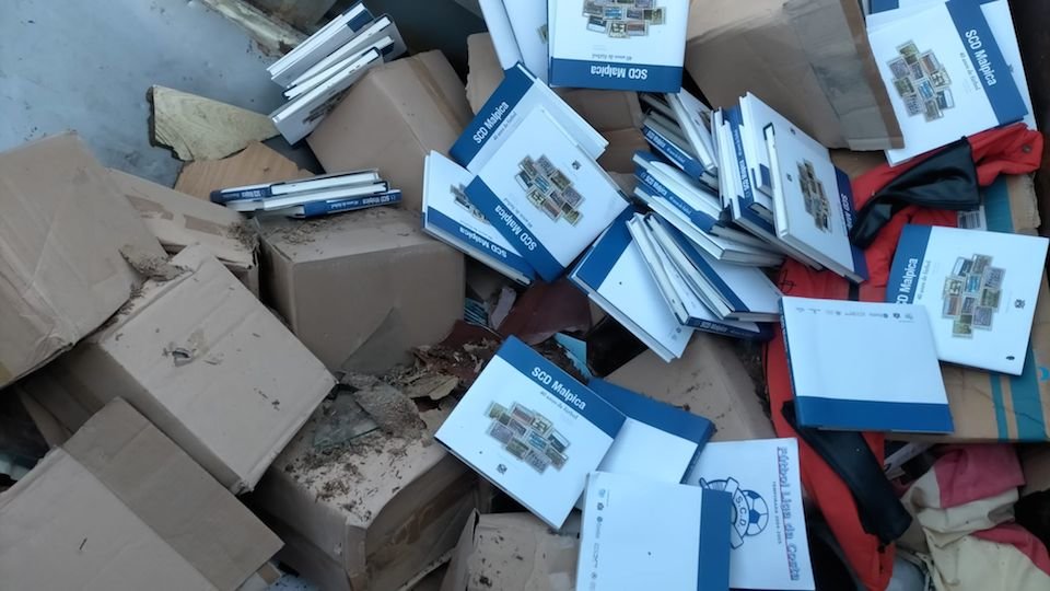 Libros de Mar de Paixon tirados no lixo