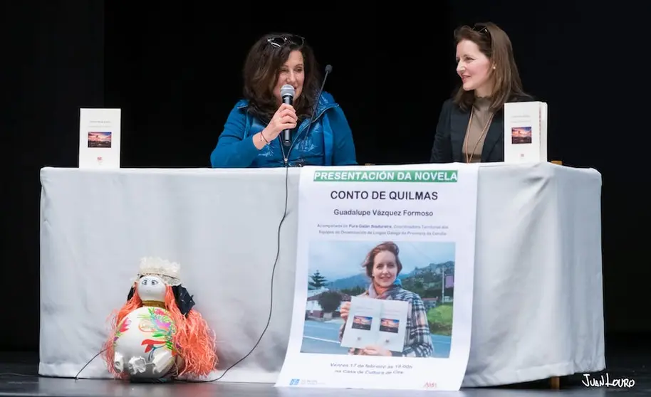 Guadalupe Vazquez en Cee co seu libro de Quimas